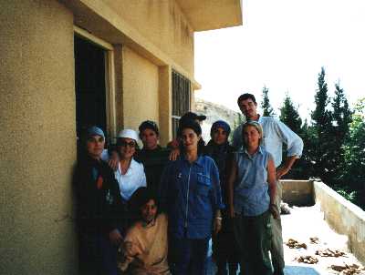 A Casa Scavi con le ragazze siriane e gli archeologi Cinzia Pappi e Andrea Barro (i due a destra)